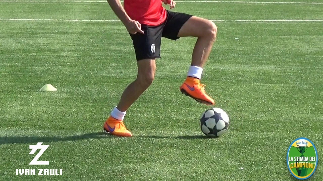 FEINTS AND DRIBBLINGS: Dribbling techniques with combined movements: hook, outside touch, step over roll